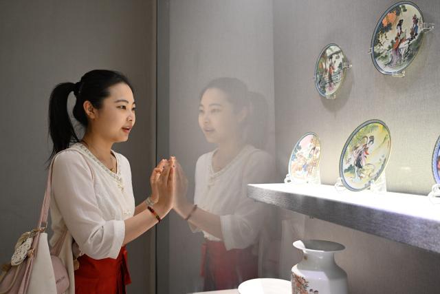 (260727) -- BEIJING, July 27, 2026 (Xinhua) -- A tourist visits the Jingdezhen China Ceramics Museum in Jingdezhen, east China's Jiangxi Province, April 5, 2026. (Photo by Zhao Guozheng/Xinhua)