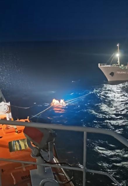 (260727) -- SOUTH CHINA SEA, July 27, 2026 (Xinhua) -- This image captured on July 26, 2026 shows rescued crew members of Vietnamese vessel KHOI NGUYEN 18 being transferred from Nanhai Jiu 115, a rescue vessel operated by the Nanhai Rescue Bureau of China's Ministry of Transport, to a Vietnamese vessel, in the waters adjacent to Yongshu Jiao in China's Nansha Qundao in the South China Sea. China has rescued 47 of the 62 crew members after a Vietnamese ship sank on Friday night while operating in unfavorable weather conditions in the South China Sea, Chinese foreign ministry spokesperson Lin Jian said Monday.
   TO GO WITH "Column: Duty beyond dispute: maritime search and rescue in South China Sea" (Sansha Maritime Safety Administration/Handout via Xinhua)