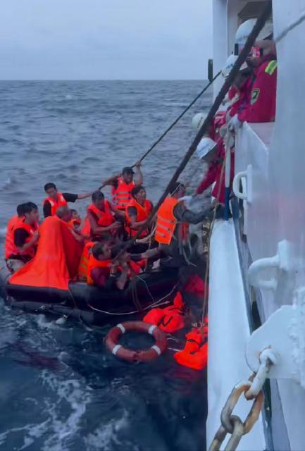 (260727) -- SOUTH CHINA SEA, July 27, 2026 (Xinhua) -- Crew members on Nanhai Jiu 115, a rescue vessel operated by the Nanhai Rescue Bureau of China's Ministry of Transport, pick up crew members of Vietnamese vessel KHOI NGUYEN 18 from a life raft in the waters adjacent to Yongshu Jiao in China's Nansha Qundao in the South China Sea on July 25, 2026. China has rescued 47 of the 62 crew members after a Vietnamese ship sank on Friday night while operating in unfavorable weather conditions in the South China Sea, Chinese foreign ministry spokesperson Lin Jian said Monday.
   TO GO WITH "Column: Duty beyond dispute: maritime search and rescue in South China Sea" (Sansha Maritime Safety Administration/Handout via Xinhua)