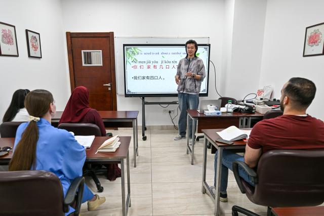 (260727) -- AMMAN, July 27, 2026 (Xinhua) -- A Chinese teacher lectures at the TAG Confucius Institute in Amman, Jordan, July 21, 2026. As the economic and trade cooperation and cultural exchanges between China and Jordan continue to deepen, a growing number of Chinese elements have found their way into the daily lives of Jordanians. (Xinhua/Xin Mengchen)