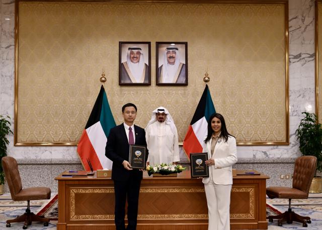 (260727) -- KUWAIT CITY, July 27, 2026 (Xinhua) -- This photo taken on July 26, 2026 shows a scene at the signing ceremony in Hawalli Governorate, Kuwait. China State Construction Engineering Corporation Ltd. (CSCEC) on Sunday signed the contract for the North Kabd Wastewater Treatment Plant and Related Works Project at Bayan Palace in Kuwait's Hawalli Governorate.
  The North Kabd Wastewater project reflects high-quality Belt and Road cooperation between China and Kuwait in infrastructure development and ecological and environmental protection. (Photo by Ma Yu/Xinhua)