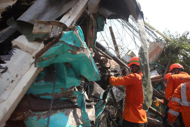 (260727) -- PASURUAN, July 27, 2026 (Xinhua) -- Rescuers work at the site of a multiple-vehicle crash in Pasuruan Regency, East Java Province, Indonesia, July 27, 2026. Four people were killed and six others injured in a multi-vehicle crash involving a trailer truck carrying rolls of paper in Pasuruan regency, Indonesia's East Java province, on Monday morning, local police said.
   A local police officer said the trailer truck was believed to have lost control and collided with two trucks traveling in the opposite direction. (Photo by Robby/Xinhua)