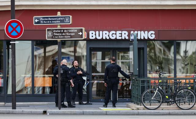 (260727) -- PARIS, July 27, 2026 (Xinhua) -- Policemen are seen near the site of a knife attack in Paris, France, July 27, 2026. Three people were injured in a knife attack in Paris on Monday, and a male suspect was arrested.
   The attack occurred at around 11:30 a.m. local time in northwestern Paris, where a man armed with two kitchen knives attacked passersby on the street. The victims received medical treatment, with two of them in critical condition, according to French media reports. (Xinhua/Wu Huiwo)