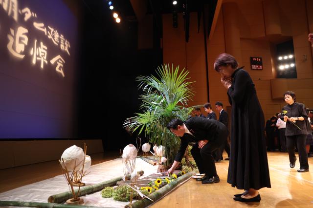 (260727) -- KANAGAWA, July 27, 2026 (Xinhua) -- People lay flowers during a memorial ceremony commemorating Chinese, Korean Peninsula and other foreign laborers who died during the construction of the Sagami Lake reservoir, in Kanagawa Prefecture, Japan on July 26, 2026. More than 200 people, including officials from China, South Korea and Japan, as well as local residents, attended the annual event at the Sagamiko Exchange Center honoring those who lost their lives while working on the reservoir project.
  TO GO WITH "Japan holds memorial for multinational laborers who died in reservoir construction" (Xinhua/Yue Chenxing)