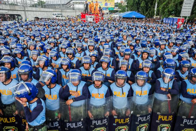 (260727) -- QUEZON CITY, July 27, 2026 (Xinhua) -- Police officers from the Philippine National Police gather to block the path of protesters during a rally, as President Ferdinand Romualdez Marcos Jr. delivers his 5th State of the Nation Address (SONA) at the House of Representatives, in Quezon City, the Philippines, on July 27, 2026. Various sectors took to the streets to voice their grievances over government policies. (Xinhua/Rouelle Umali)