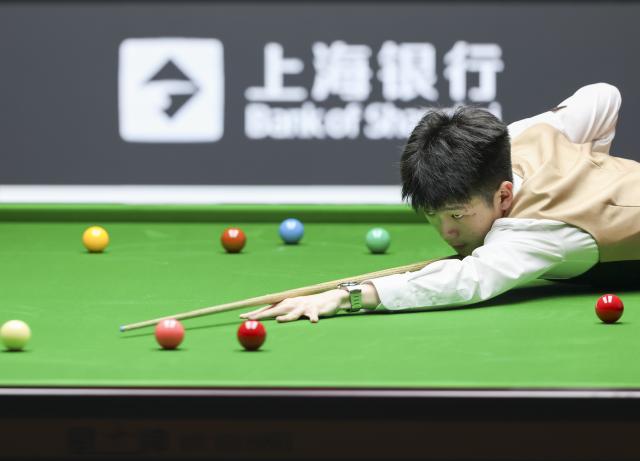 (260727) -- SHANGHAI, July 27, 2026 (Xinhua) -- Liu Linhao of China competes during the first round match between Ronnie O'Sullivan of England and Liu Linhao of China at the World Snooker Shanghai Masters 2026 in Shanghai, east China, July 27, 2026. (Xinhua/Chen Haoming)