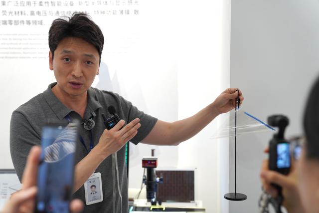 (260727) -- NINGBO, July 27, 2026 (Xinhua) -- Jin Chengjiu, director of the Specialty Polymers Research Center under the Yongjiang Laboratory (Y-LAB), introduces research achievements in Ningbo, east China's Zhejiang Province, July 27, 2026. Focusing on new materials and related areas, the Yongjiang Laboratory (Y-LAB), launched by Zhejiang Province and Ningbo City, is committed to delivering cutting-edge basic research and leveraging technological innovations to support economic development. (Photo by Liu Zhihan/Xinhua)