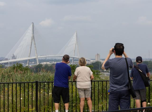 (260727) -- WINDSOR(CANADA), July 27, 2026 (Xinhua) -- People view the Gordie Howe International Bridge from the Canadian side in Windsor, Ontario, Canada, on July 27, 2026. Canada on Monday opened a new international bridge linking Windsor, Ontario and Detroit, U.S., providing the newest and largest land border crossing with the United States despite escalating trade tensions between the two countries. (Photo by Zou Zheng/Xinhua)