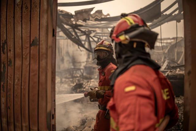 (260728) -- BEIJING, July 28, 2026 (Xinhua) -- Firefighters work at a wildfire site in the Tietar Valley area of Avila Province, Spain, on July 26, 2026. Wildfires continued to rage across central Spain on Sunday, with the blaze in Avila province becoming the largest on record in the country's history after burning around 50,000 hectares, according to authorities. (Photo by Bruno Thevenin/Xinhua)