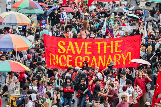 (260728) -- BEIJING, July 28, 2026 (Xinhua) -- Protesters march with placards during a rally as President Ferdinand Romualdez Marcos Jr. delivers his 5th State of the Nation Address (SONA) at the House of Representatives in Quezon City, the Philippines, on July 27, 2026. Various sectors took to the streets to voice their grievances over government policies. (Xinhua/Rouelle Umali)