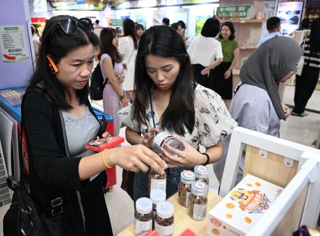 (260728) -- GUANGZHOU, July 28, 2026 (Xinhua) -- Journalists and social media influencers from ASEAN countries learn about local agricultural products in Qingyuan, south China's Guangdong Province, July 27, 2026.
  Over 20 journalists and social media influencers from ASEAN countries started their visit tour in Guangdong on Monday.
  This year marks the fifth anniversary of the establishment of the China-ASEAN Comprehensive Strategic Partnership. (Xinhua/Deng Hua)