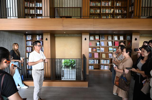 (260728) -- GUANGZHOU, July 28, 2026 (Xinhua) -- Journalists and social media influencers from ASEAN countries learn about the construction concept of local homestays at a hot spring resort in Qingyuan, south China's Guangdong Province, July 27, 2026.
  Over 20 journalists and social media influencers from ASEAN countries started their visit tour in Guangdong on Monday.
  This year marks the fifth anniversary of the establishment of the China-ASEAN Comprehensive Strategic Partnership. (Xinhua/Deng Hua)