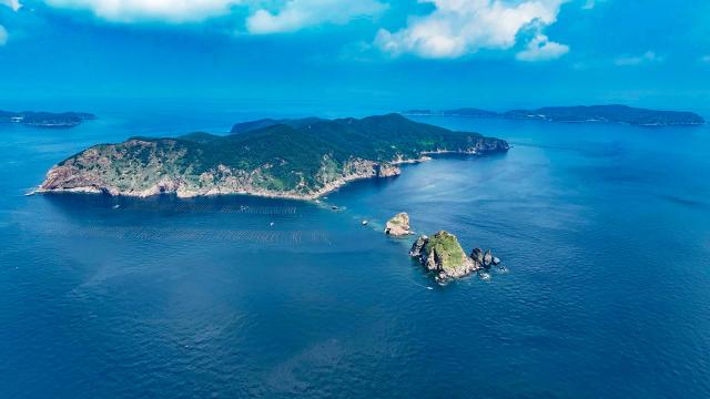 (260728) -- DALIAN, July 28, 2026 (Xinhua) -- A drone photo taken in September 2022 shows a view of the Changshan Archipelago in Dalian, northeast China's Liaoning Province.
  On Monday, the 48th session of the UNESCO World Heritage Committee in Busan, the Republic of Korea, approved the boundary modification of the Migratory Bird Sanctuaries along the Coast of Yellow Sea-Bohai Gulf of China, officially incorporating the Changshan Archipelago into the World Heritage list.
  This marks another expansion of the World Natural Heritage site following its previous expansion in 2024, further improving the integrity of the migratory bird sanctuaries series, according to the National Forestry and Grassland Administration.
  The Changshan Archipelago in Dalian, northeast China's Liaoning Province, sits on the only sea route of the East Asian-Australasian Flyway, and it serves as a critical energy supply stop for tens of millions of migratory birds during their cross-Bohai Sea migration.
  The newly added heritage section covers more than 4,900 hectares. The region is rich in biological resources, with over 140 recorded bird species. (Photo by Jia Yifei/Xinhua)