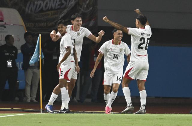 (260728) -- BOGOR, July 28, 2026 (Xinhua) -- Mitchell Lee Baker (2nd L) of Indonesia celebrates scoring with teammates during the Group A match between Indonesia and Cambodia of the ASEAN Championship 2026 at Pakansari Stadium in Bogor, Indonesia, July 27, 2026. (Xinhua/Zulkarnain)