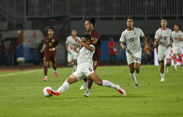 (260728) -- BOGOR, July 28, 2026 (Xinhua) -- Rizky Ridho Ramadhani (Front L) of Indonesia vies with Chanthea Sieng (Front R) of Cambodia during the Group A match between Indonesia and Cambodia of the ASEAN Championship 2026 at Pakansari Stadium in Bogor, Indonesia, July 27, 2026. (Xinhua/Zulkarnain)