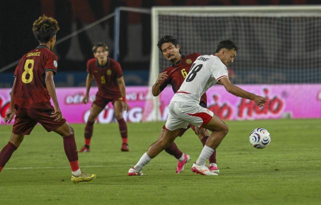 (260728) -- BOGOR, July 28, 2026 (Xinhua) -- Ivar Jenner (1st R) of Indonesia vies with Yudai Ogawa (2nd R) of Cambodia during the Group A match between Indonesia and Cambodia of the ASEAN Championship 2026 at Pakansari Stadium in Bogor, Indonesia, July 27, 2026. (Xinhua/Zulkarnain)