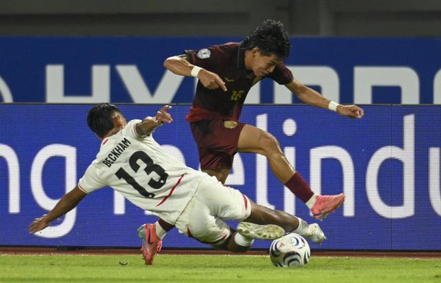 (260728) -- BOGOR, July 28, 2026 (Xinhua) -- Beckham Putra Nugraha (Below) of Indonesia vies with Devit Yem of Cambodia during the Group A match between Indonesia and Cambodia of the ASEAN Championship 2026 at Pakansari Stadium in Bogor, Indonesia, July 27, 2026. (Xinhua/Zulkarnain)