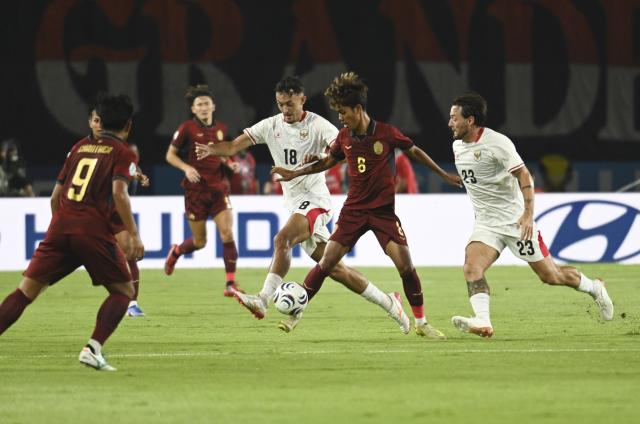 (260728) -- BOGOR, July 28, 2026 (Xinhua) -- Ivar Jenner (3rd R) of Indonesia vies with Yudai Ogawa of Cambodia during the Group A match between Indonesia and Cambodia of the ASEAN Championship 2026 at Pakansari Stadium in Bogor, Indonesia, July 27, 2026. (Xinhua/Zulkarnain)