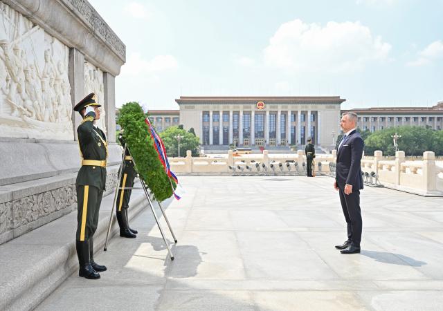 (260728) -- BEIJING, July 28, 2026 (Xinhua) -- Slovak President Peter Pellegrini lays a wreath at the Monument to the People's Heroes on Tian'anmen Square in Beijing, capital of China, July 28, 2026. (Xinhua/Yue Yuewei)