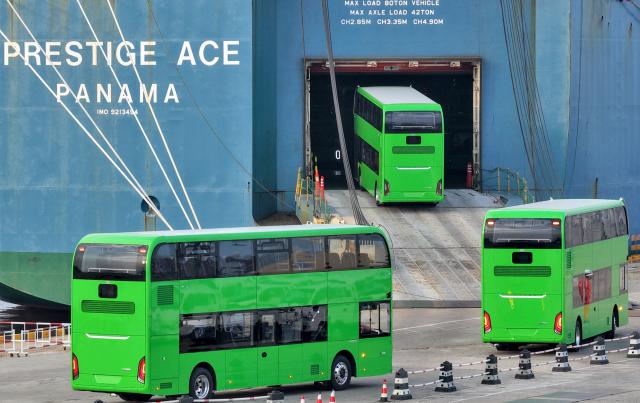 (260728) -- YANTAI, July 28, 2026 (Xinhua) -- A drone photo taken on July 27, 2026 shows homemade electric double-decker buses heading to a car carrier at Yantai Port in Yantai, east China's Shandong Province. A total of 35 Chinese bus maker Yutong's U11DD electric double-decker buses on Monday were shipped from the Yantai Port to Britain. The type of bus, designed specifically for the European markets, has been put into service in London's public transport system. (Photo by Tang Ke/Xinhua)