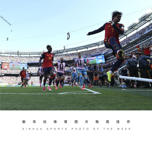 (260728) -- BEIJING, July 28, 2026 (Xinhua) -- XINHUA SPORTS PHOTO OF THE WEEK (from July 20 to July 26, 2026) TRANSMITTED on July 28, 2026. Ferran Torres (1st R) of Spain celebrates a score during the final match between Spain and Argentina at the 2026 FIFA World Cup at the New York New Jersey Stadium, the United States, July 19, 2026. (Xinhua/Cao Can)