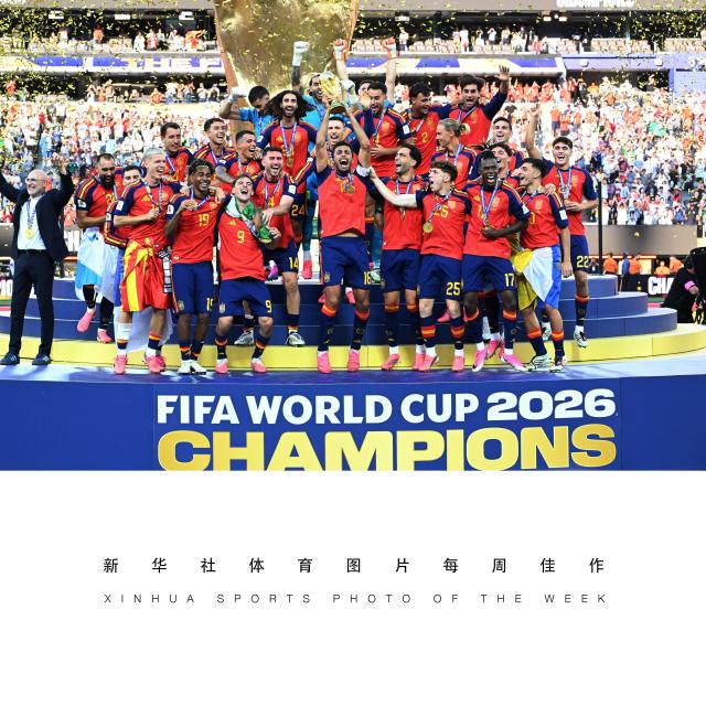 (260728) -- BEIJING, July 28, 2026 (Xinhua) -- XINHUA SPORTS PHOTO OF THE WEEK (from July 20 to July 26, 2026) TRANSMITTED on July 28, 2026. Team Spain celebrate during the awarding ceremony after the final match between Spain and Argentina at the 2026 FIFA World Cup at the New York New Jersey Stadium, the United States, July 19, 2026. (Xinhua/Wu Xiaoling)