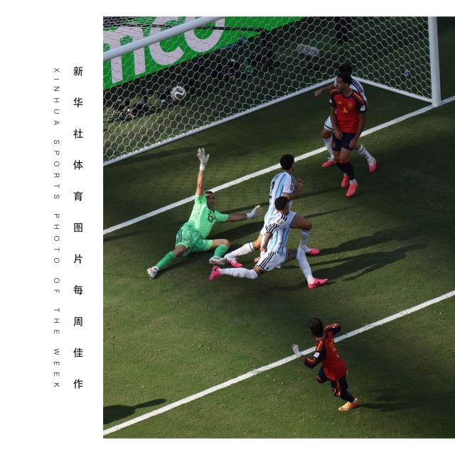 (260728) -- BEIJING, July 28, 2026 (Xinhua) -- XINHUA SPORTS PHOTO OF THE WEEK (from July 20 to July 26, 2026) TRANSMITTED on July 28, 2026. Ferran Torres (Bottom) of Spain scores his goal during the final match between Spain and Argentina at the 2026 FIFA World Cup at the New York New Jersey Stadium, the United States, July 19, 2026. (Xinhua/Hu Xingyu)