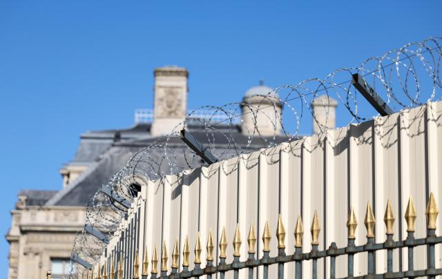 (260728) -- PARIS, July 28, 2026 (Xinhua) -- This photo taken on July 28, 2026 shows barbed wire near the Louvre Museum in Paris, France. French Culture Minister Catherine Pegard unveiled an action plan for heritage institutions and cultural property conservation sites on Monday. The plan focuses on strengthening the security of museums in the face of increasingly organized thefts. (Xinhua/Wu Huiwo)