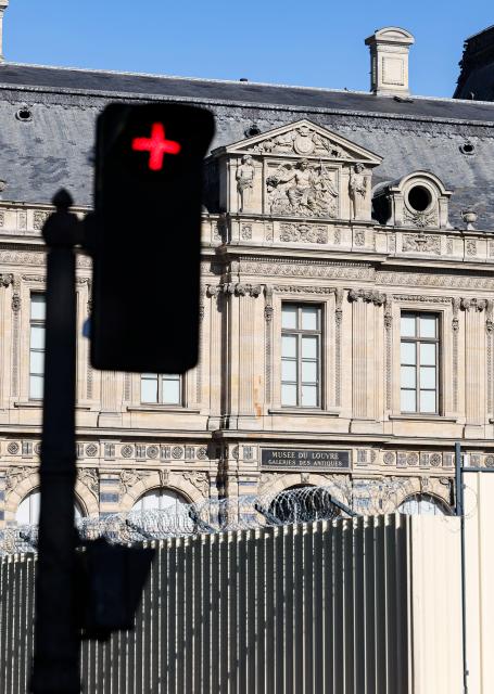(260728) -- PARIS, July 28, 2026 (Xinhua) -- This photo taken on July 28, 2026 shows barbed wire near the Louvre Museum in Paris, France. French Culture Minister Catherine Pegard unveiled an action plan for heritage institutions and cultural property conservation sites on Monday. The plan focuses on strengthening the security of museums in the face of increasingly organized thefts. (Xinhua/Wu Huiwo)