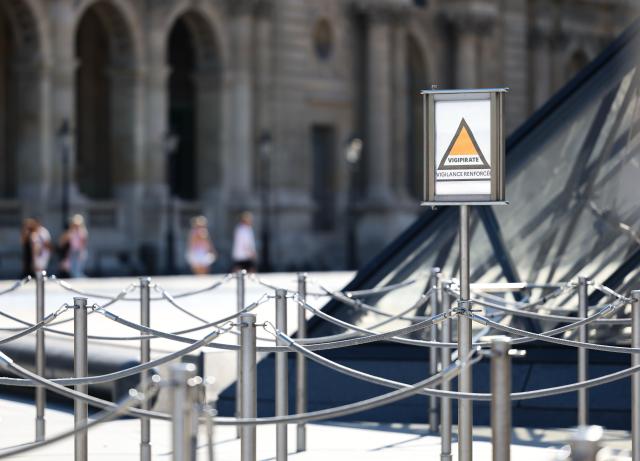 (260728) -- PARIS, July 28, 2026 (Xinhua) -- This photo taken on July 28, 2026 shows a sign indicating heightened security in front of the Louvre Museum in Paris, France. French Culture Minister Catherine Pegard unveiled an action plan for heritage institutions and cultural property conservation sites on Monday. The plan focuses on strengthening the security of museums in the face of increasingly organized thefts. (Xinhua/Wu Huiwo)