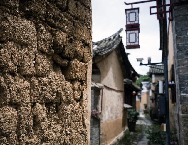 (260728) -- KUNMING, July 28, 2026 (Xinhua) -- This photo taken on July 26, 2026 shows an alleyway view in Lushi ancient town in Fengqing County of Lincang City in southwest China's Yunnan Province. Lushi ancient town in the northeast of Fengqing County lies between the Lancang River and Heihui River. Due to its special geographical location, Lushi was once an important trading hub on the ancient Tea Horse Road, a trade route dating back to the Tang Dynasty (618-907). The town has formed an unique culture that is influenced by merchants coming and going as well as multi-ethnic cohabitation. (Photo by Lan Hongguang/Xinhua)
