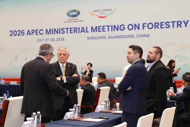 (260728) -- SHENZHEN, July 28, 2026 (Xinhua) -- Attendees communicate during the 2026 APEC Ministerial Meeting on Forestry in Shenzhen, south China's Guangdong Province, July 28, 2026. The meeting was held in Shenzhen from July 27 to 28. (Xinhua/Liang Xu)
