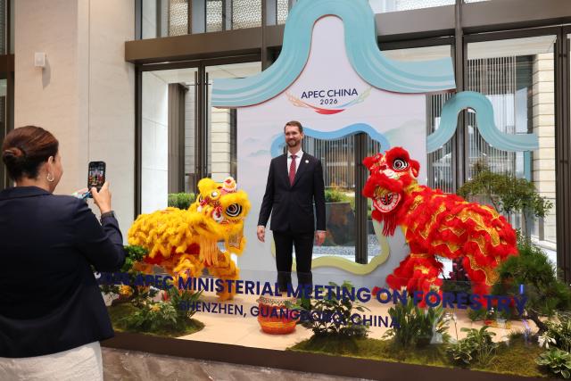 (260728) -- SHENZHEN, July 28, 2026 (Xinhua) -- Attendees take photos outside the venue of the 2026 APEC Ministerial Meeting on Forestry in Shenzhen, south China's Guangdong Province, July 28, 2026. The meeting was held in Shenzhen from July 27 to 28. (Xinhua/Liang Xu)