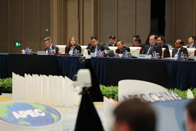 (260728) -- SHENZHEN, July 28, 2026 (Xinhua) -- Attendees are pictured during the 2026 APEC Ministerial Meeting on Forestry in Shenzhen, south China's Guangdong Province, July 28, 2026. The meeting was held in Shenzhen from July 27 to 28. (Xinhua/Liang Xu)