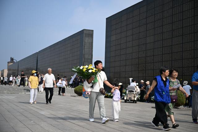 (260728) -- TANGSHAN, July 28, 2026 (Xinhua) -- A citizen carrying a bunch of flowers visits the Tangshan Earthquake Memorial Park in Tangshan, north China's Hebei Province, July 28, 2026. This year marks the 50th anniversary of the Tangshan Earthquake, a magnitude-7.8 quake that struck the city on July 28, 1976, taking the lives of more than 240,000 people and destroying virtually all buildings in the city.
   Crowds of people visited the Tangshan Earthquake Memorial Park on Tuesday to mourn and remember the victims in the devastating disaster. (Xinhua/Mu Yu)