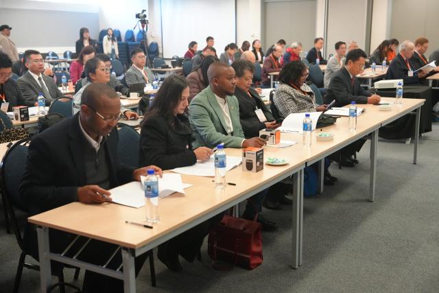 (260729) -- CAPE TOWN, July 29, 2026 (Xinhua) -- Participants attend a symposium in Cape Town, South Africa, July 28, 2026. An international symposium on Chinese language education opened in Cape Town, South Africa, on Tuesday, bringing together experts to discuss the development of education standards and the localization of Chinese language teaching.
   TO GO WITH "Roundup: Int'l symposium opens in Cape Town to advance Chinese language education standards, localization" (Xinhua/Wang Lei)