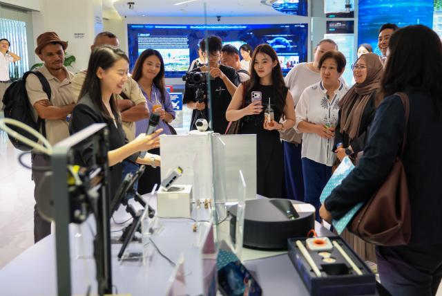 (260729) -- SHENZHEN, July 29, 2026 (Xinhua) -- Journalists and social media influencers from ASEAN countries learn about smart hardware products at an international cooperation center in Shenzhen, south China's Guangdong Province, July 29, 2026. Over 20 journalists and social media influencers from ASEAN countries visited Shenzhen on Wednesday.
   This year marks the fifth anniversary of the establishment of the China-ASEAN Comprehensive Strategic Partnership. (Xinhua/Mao Siqian)