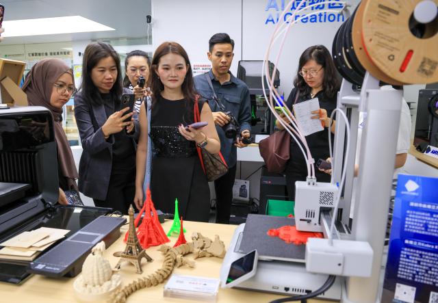 (260729) -- SHENZHEN, July 29, 2026 (Xinhua) -- Journalists and social media influencers from ASEAN countries learn about 3D printing at a robotics zone in Shenzhen, south China's Guangdong Province, July 29, 2026. Over 20 journalists and social media influencers from ASEAN countries visited Shenzhen on Wednesday.
   This year marks the fifth anniversary of the establishment of the China-ASEAN Comprehensive Strategic Partnership. (Xinhua/Mao Siqian)