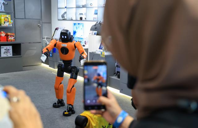 (260729) -- SHENZHEN, July 29, 2026 (Xinhua) -- Journalists and social media influencers from ASEAN countries watch a robot show at a robotics zone in Shenzhen, south China's Guangdong Province, July 29, 2026. Over 20 journalists and social media influencers from ASEAN countries visited Shenzhen on Wednesday.
   This year marks the fifth anniversary of the establishment of the China-ASEAN Comprehensive Strategic Partnership. (Xinhua/Mao Siqian)