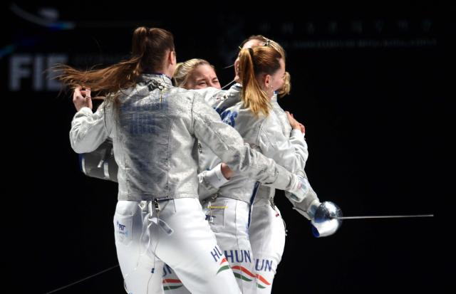 (260729) -- HONG KONG, July 29, 2026 (Xinhua) -- Fencers of Hungary celebrate after winning the women's team sabre final between China and Hungary at the 2026 Fencing World Championships in Hong Kong, south China, July 29, 2026. (Xinhua/Lo Ping Fai)