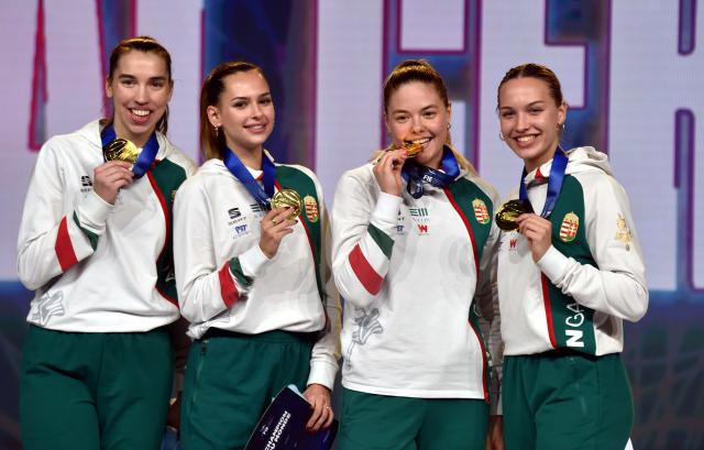 (260729) -- HONG KONG, July 29, 2026 (Xinhua) -- Fencers of Hungary pose with their gold medals during the awarding ceremony after the women's team sabre final between China and Hungary at the 2026 Fencing World Championships in Hong Kong, south China, July 29, 2026. (Xinhua/Lo Ping Fai)