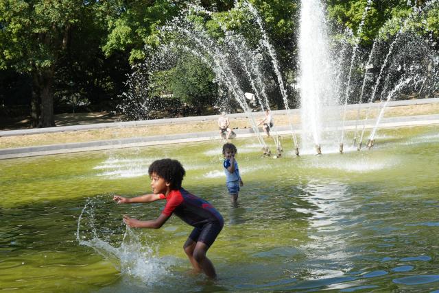 (260729) -- BRUSSELS, July 29, 2026 (Xinhua) -- Children play with water during a heatwave at the Cinquantenarie Park in Brussels, Belgium, on July 29, 2026. (Xinhua/Weng Xinyang)