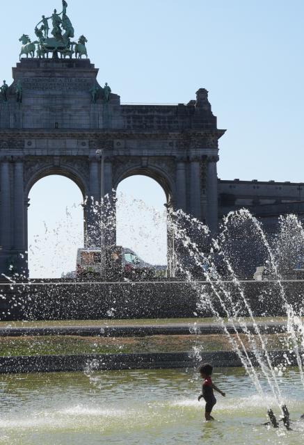 (260729) -- BRUSSELS, July 29, 2026 (Xinhua) -- A child plays with water during a heatwave at the Cinquantenarie Park in Brussels, Belgium, on July 29, 2026. (Xinhua/Weng Xinyang)