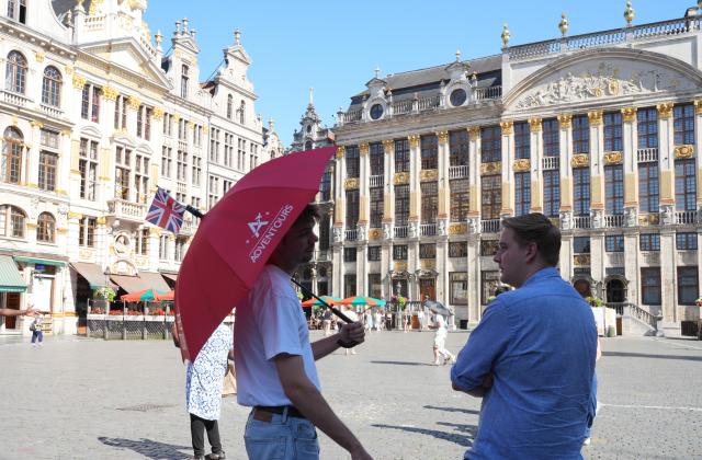 (260729) -- BRUSSELS, July 29, 2026 (Xinhua) -- A man stands under an umbrella during a heatwave at the Grand Place in Brussels, Belgium, on July 29, 2026. (Xinhua/Weng Xinyang)