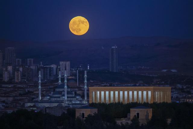 (260729) -- ANKARA, July 29, 2026 (Xinhua) -- A full moon rises behind Anitkabir, the mausoleum of Turkish Republic's founder Mustafa Kemal Ataturk and Kocatepe Mosque in Ankara, Türkiye, on July 29, 2026. (Mustafa Kaya/Handout via Xinhua)