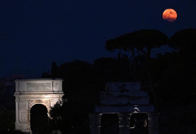 (260730) -- ROME, July 30, 2026 (Xinhua) -- A full moon is seen from the Imperial Forum in Rome, Italy, July 29, 2026. (Photo by Alberto Lingria/Xinhua)