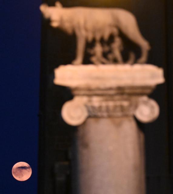 (260730) -- ROME, July 30, 2026 (Xinhua) -- This photo taken on July 29, 2026 shows a full moon and the She-Wolf with Romulus and Remus statue in Rome, Italy. (Photo by Alberto Lingria/Xinhua)