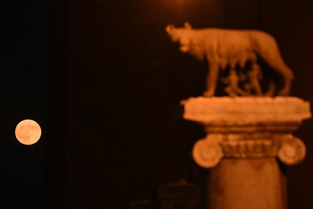 (260730) -- ROME, July 30, 2026 (Xinhua) -- This photo taken on July 29, 2026 shows a full moon and the She-Wolf with Romulus and Remus statue in Rome, Italy. (Photo by Alberto Lingria/Xinhua)