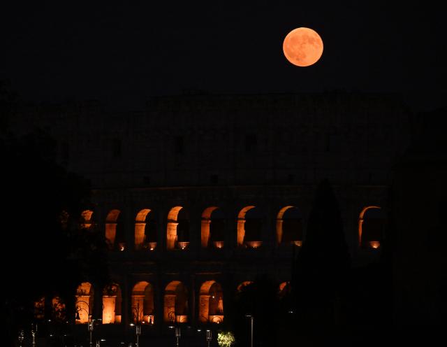 (260730) -- ROME, July 30, 2026 (Xinhua) -- This photo taken on July 29, 2026 shows a full moon and the Colosseum in Rome, Italy. (Photo by Alberto Lingria/Xinhua)