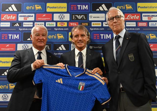 (260730) -- ROME, July 30, 2026 (Xinhua) -- Newly-appointed head coach of the Italy men's national football team Roberto Mancini (C), newly-appointed technical director of Italian Football Federation Claudio Ranieri (L) and Italian Football Federation (FIGC) President Giovanni Malago pose during a press conference in Rome, Italy, July 29, 2026,Italy. (Photo by Alberto Lingria/Xinhua)